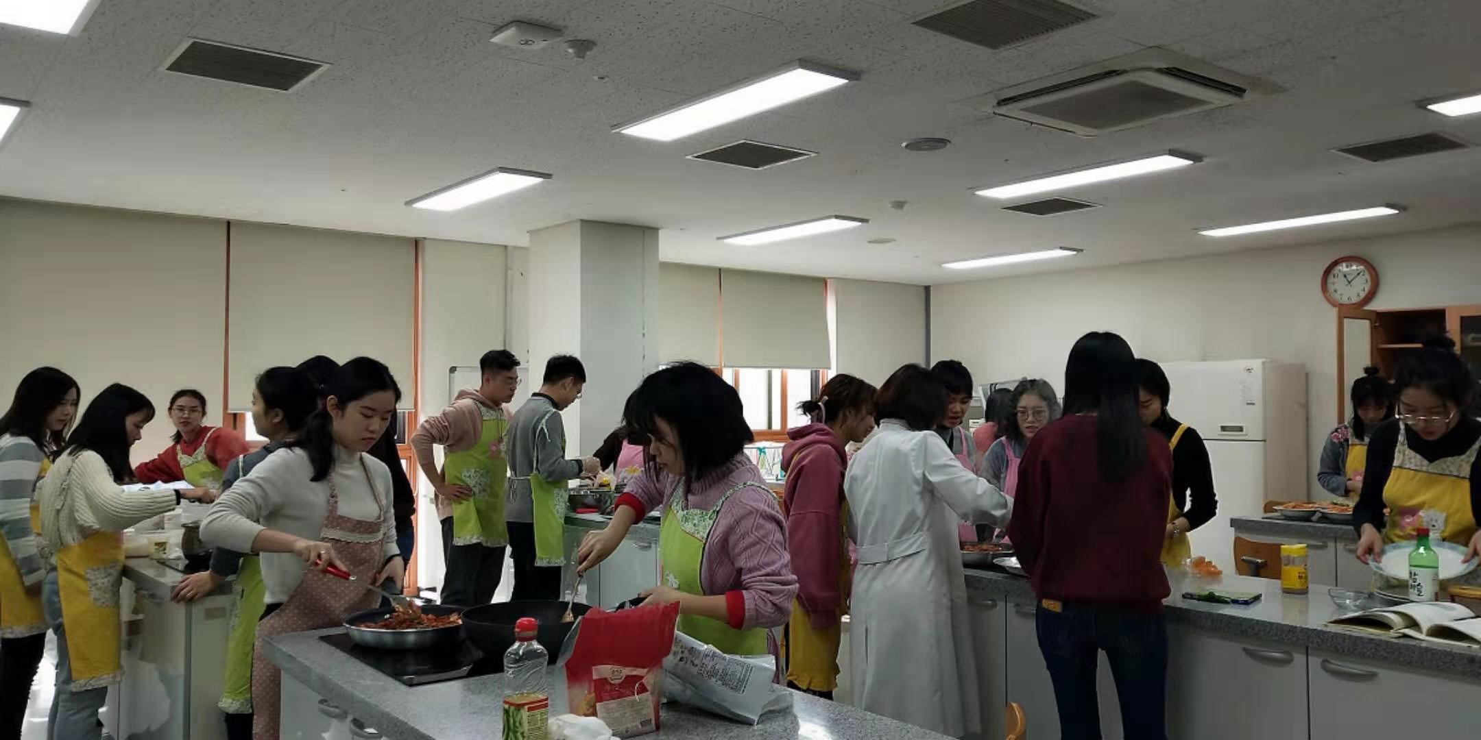 同学们一起动手做韩式料理